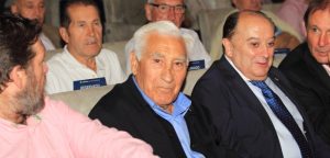 Arsenio Iglesias junto a Barros Botana "Barritos" y Calos Ballesta en el acto de entrega de insignias a los socios 2016-2017