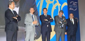 Tino Fernández y parte de su consejo de administración en el acto de entrega de insignias a los socios 2016-2017