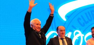 Arssenio Iglesias agradece la ovación tributada por los asistentes al acto de entrega de insignias a los socios 2016-2017