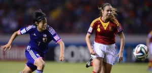Silvia Mérida en la disputa de un balón durante un partido con la selección española