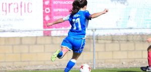 Nuria Rábano en un lance del juego ante el Vimenor