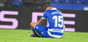 Montero jugador del Deportivo en el suelo