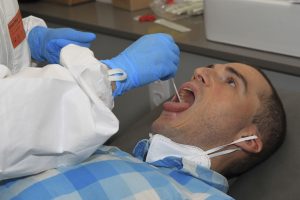 Bergantiños realizand un test PCR