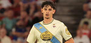 Charlie Patiño durante el Granada - Deportivo de LaLiga Hypermotion.