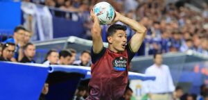 Loureiro sacando de banda durante el Leganés - Deportivo