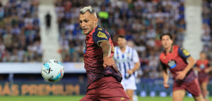 Stoichkov disparando a puerta durante el Leganés - Deportivo