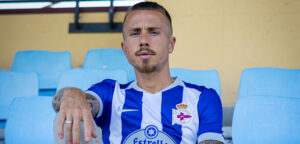 Angeliño posa con la camiseta del Deportivo tras su fichaje